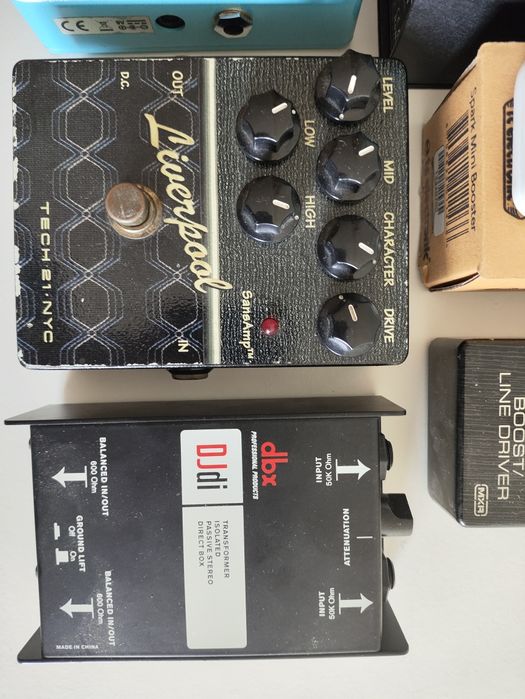 Vários pedais de efeitos