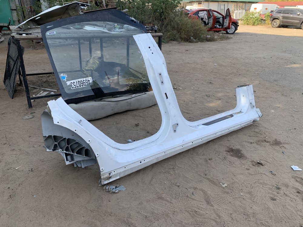 Tesla Model Y задний сапожок порог центральная стойка разборка