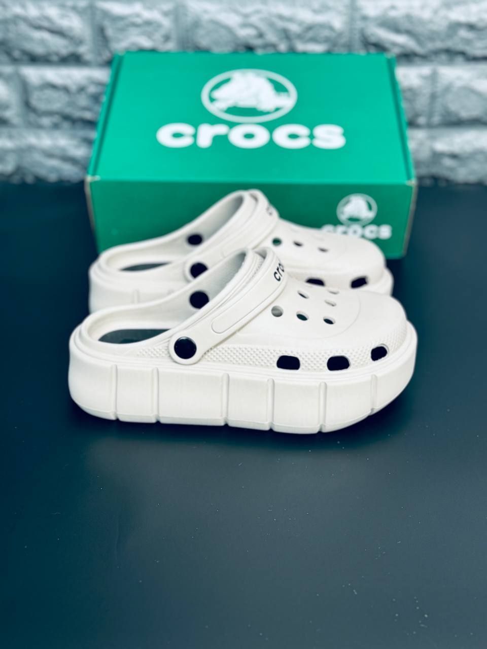 НОВИНКА Женские кроксы Crocs шлёпанцы бежевые на высокой подошве 35-41