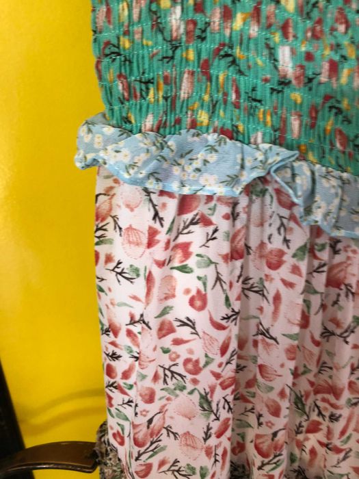 Vestido florido com folhos