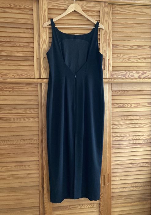 Elegancka klasyczna czarna sukienka z odkrytymi plecami r.44
