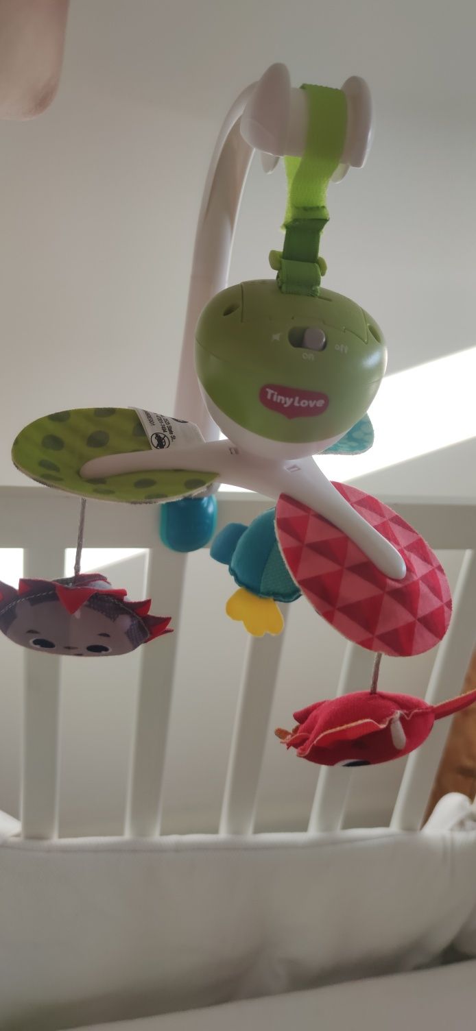 Brinquedo com músicas berço Next2me...
Em pe