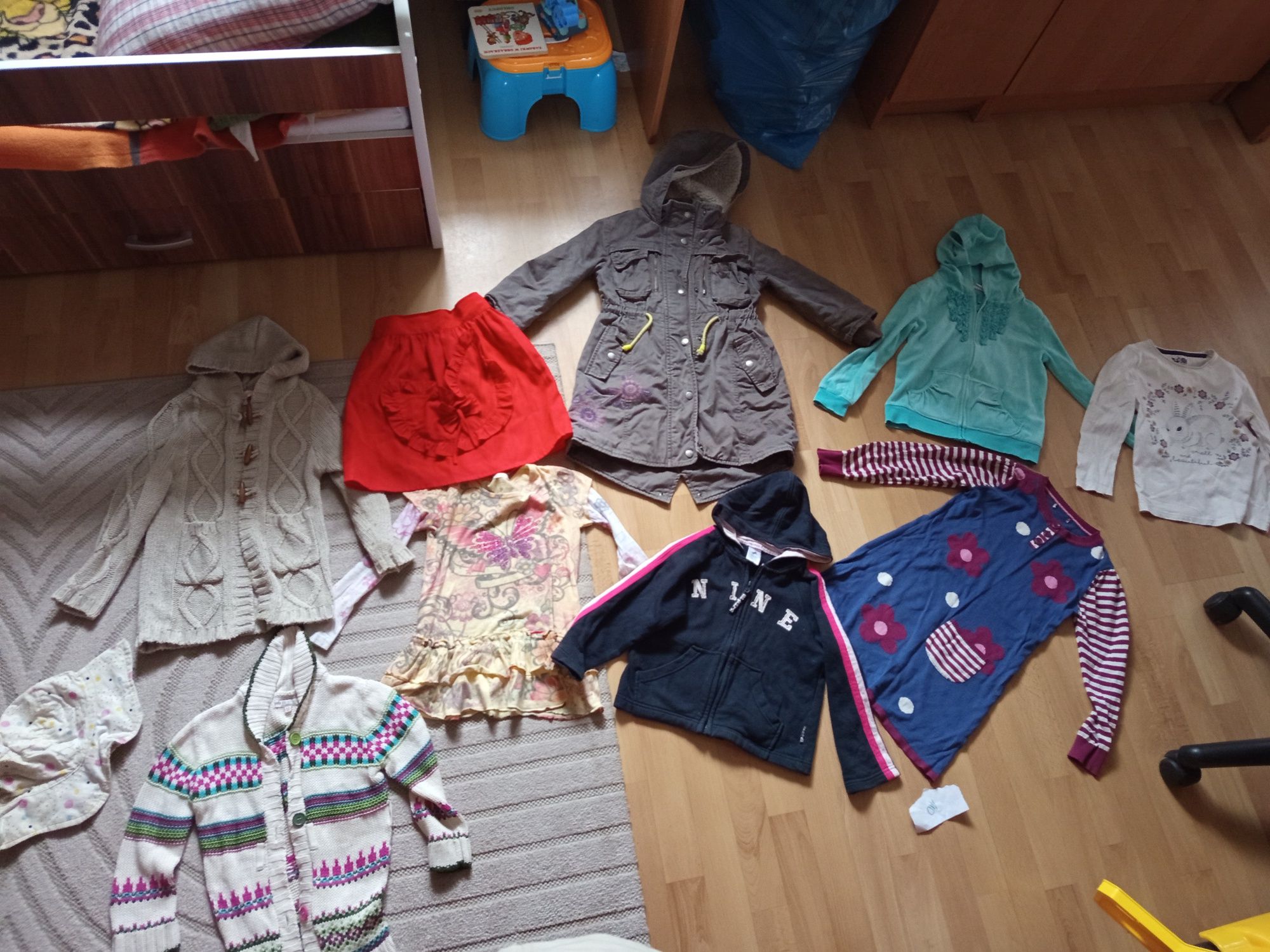 Ubrania dziewczynka kurtka i ubrania zestaw   na podwórko 110 do 116 u