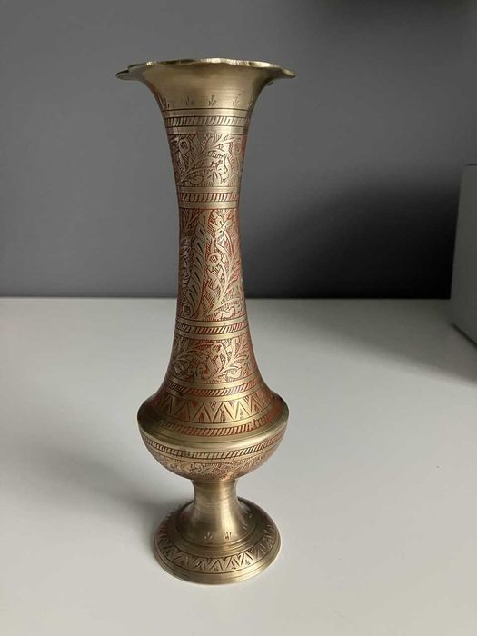 Wazonik grawerowany z mosiądzu z Indii