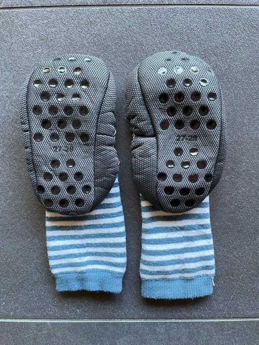 Kapcie skarpetki antypoślizgowe rozmiar 27-28