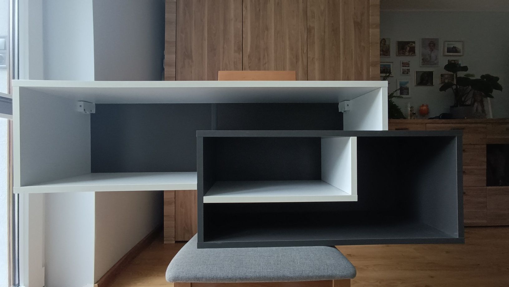 Półka ścienna wisząca, model TABLO