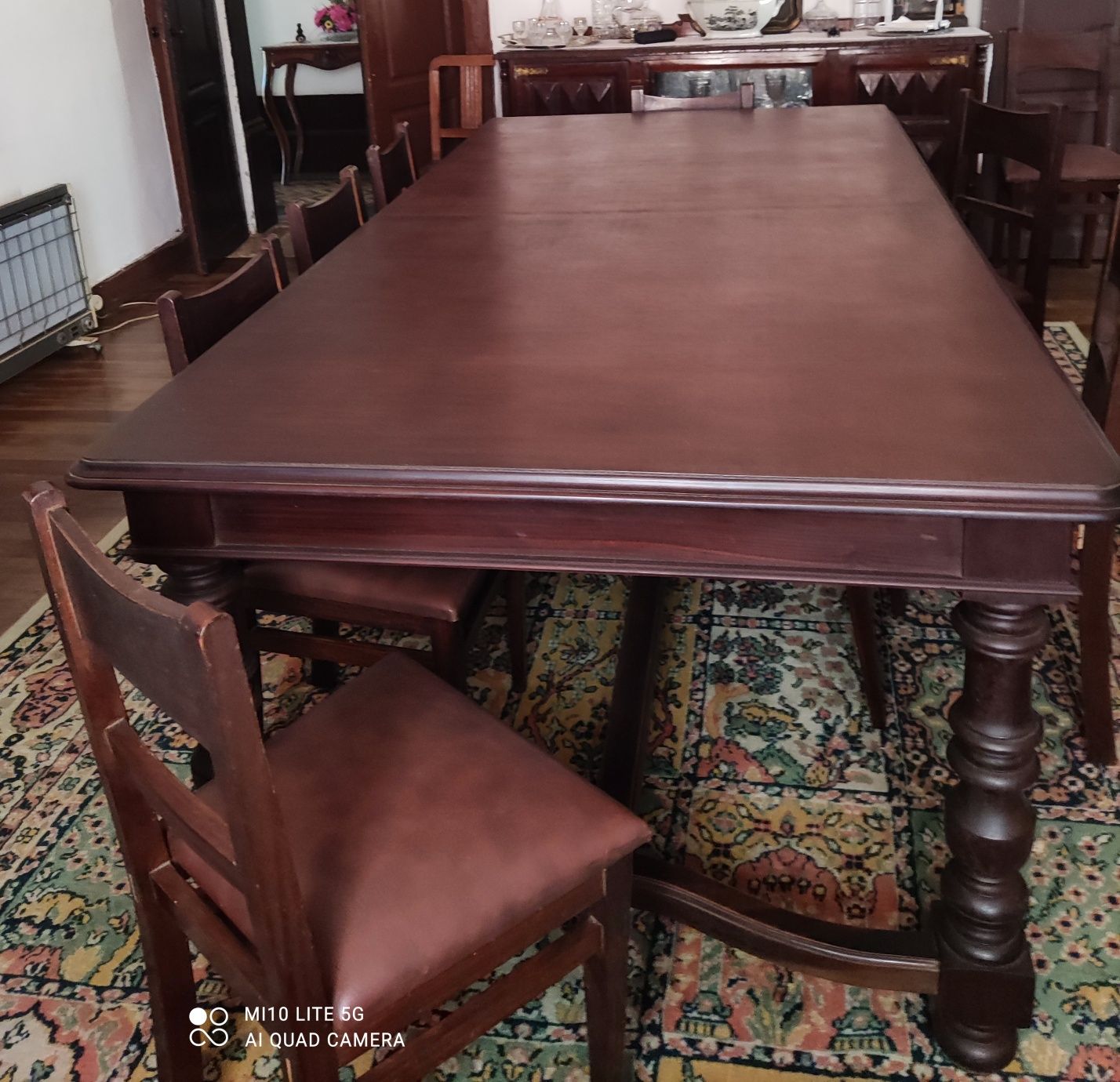 Mesa de jantar com oito cadeiras