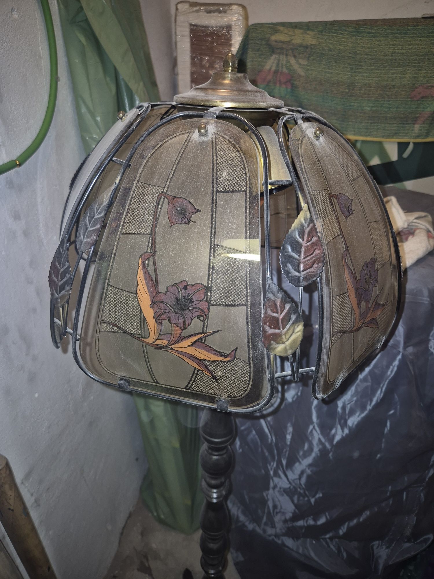 Elegancka lampa stojąca