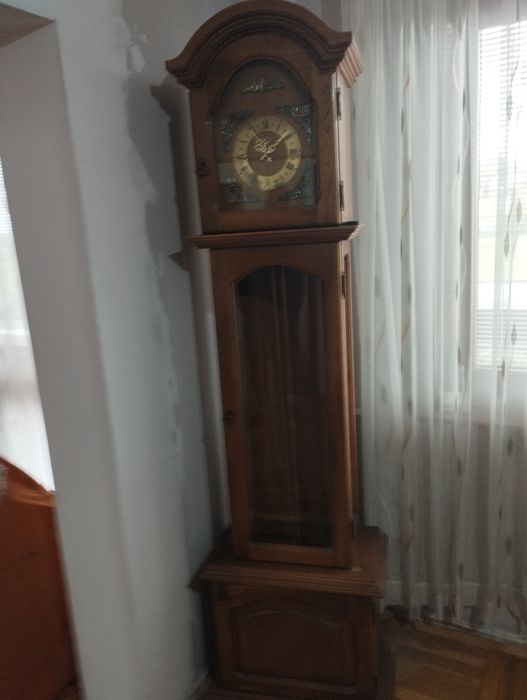 Meble dębowe, witryna- kredens, stół z krzesłami, ława i zegar stojący