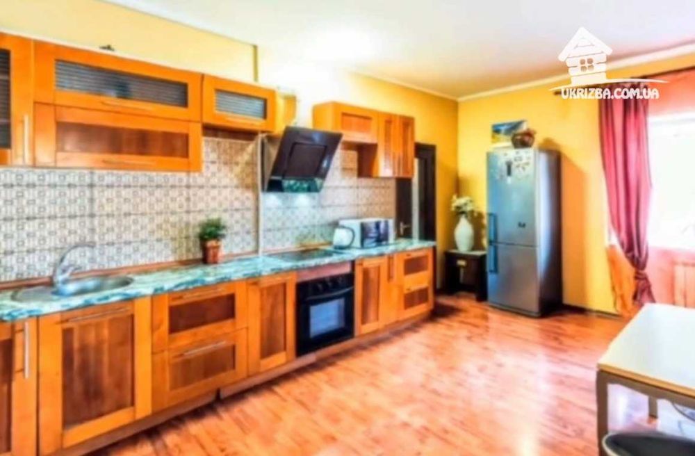 Київ. Будинок 360кв. Ділянка 16 соток, до 15 осіб.