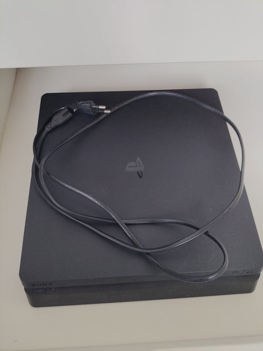 PlayStation 4 z kablem