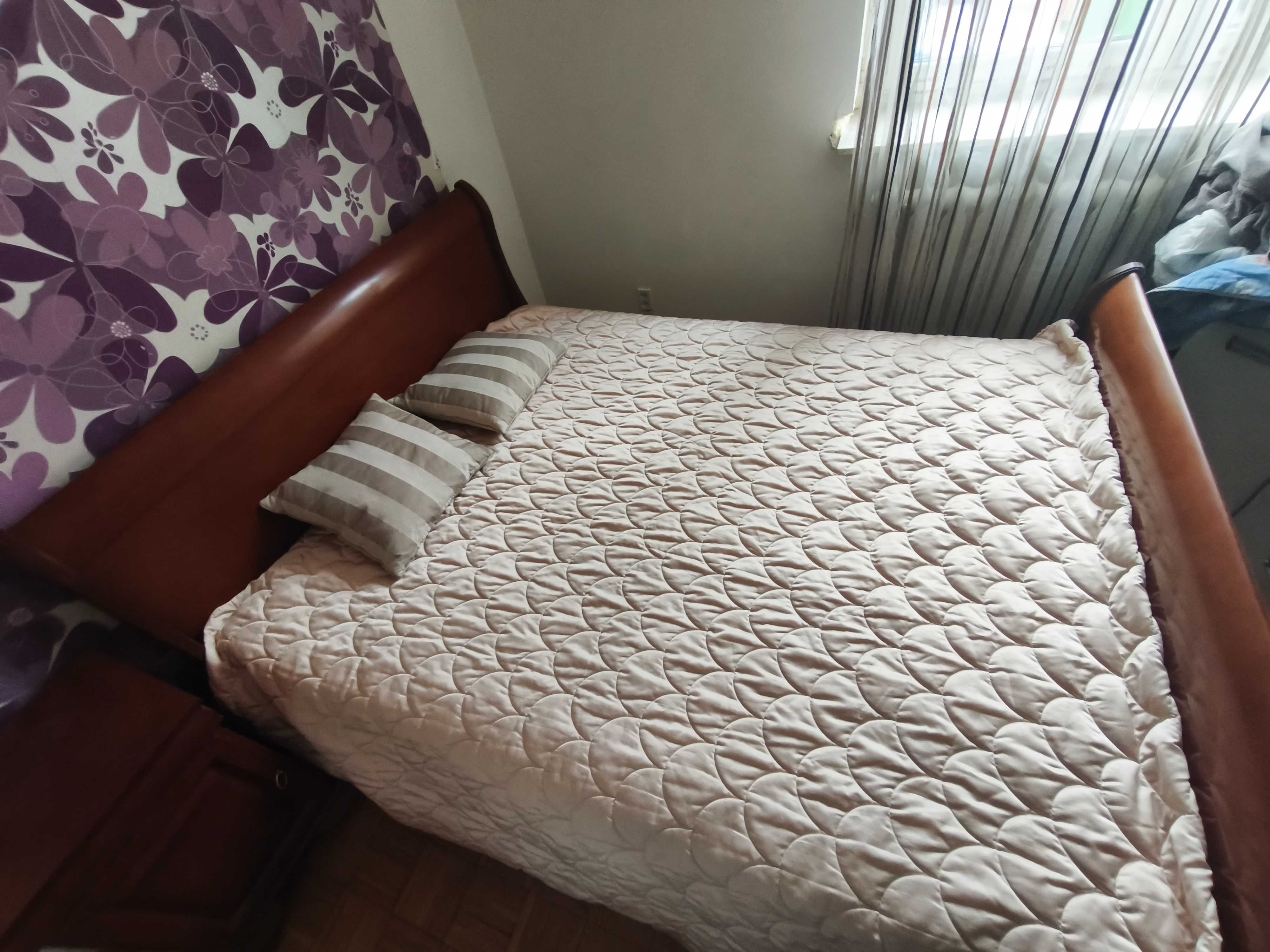 Łóżko 160x200 z materacem i stolikiem, używane, stan bardzo dobry.