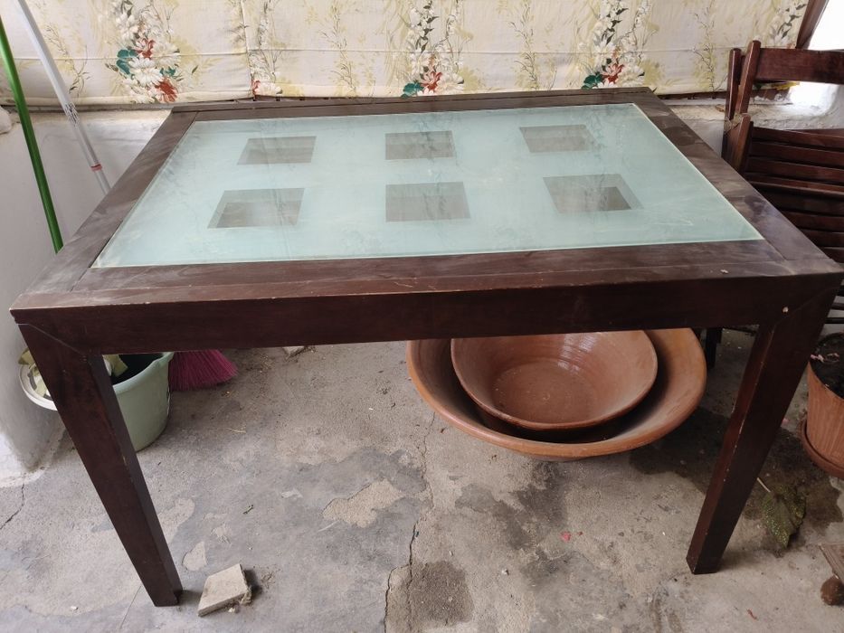 Mesa de madeira e vidro