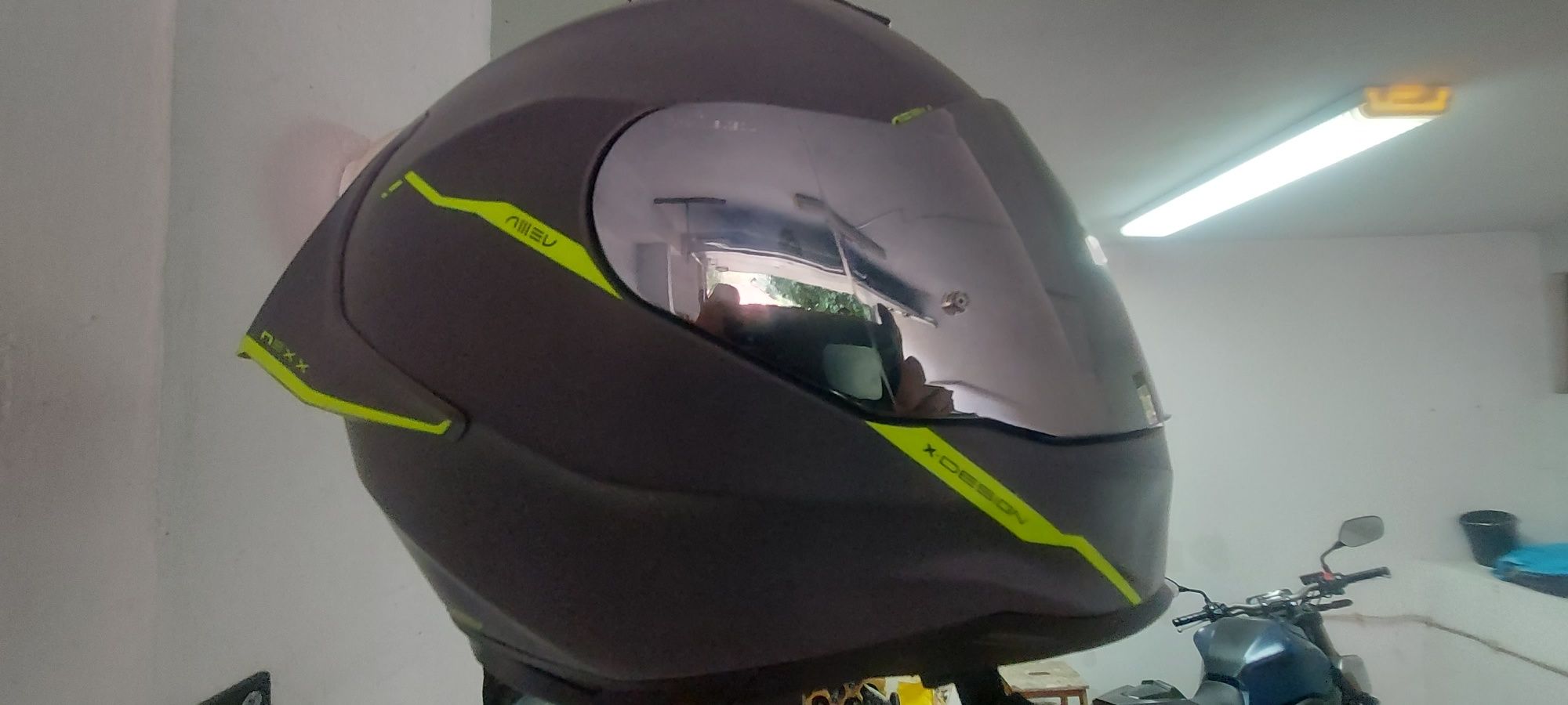 Honda CB 650R com capacete