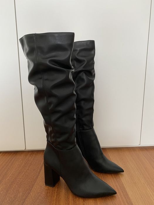 Botas knee high pretas Bershka