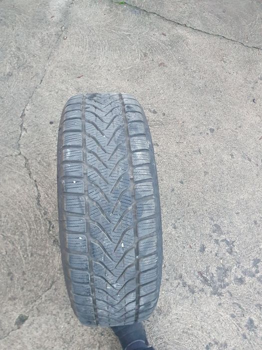 4 opony zimowe z felgami stalowymi  215/65/16R