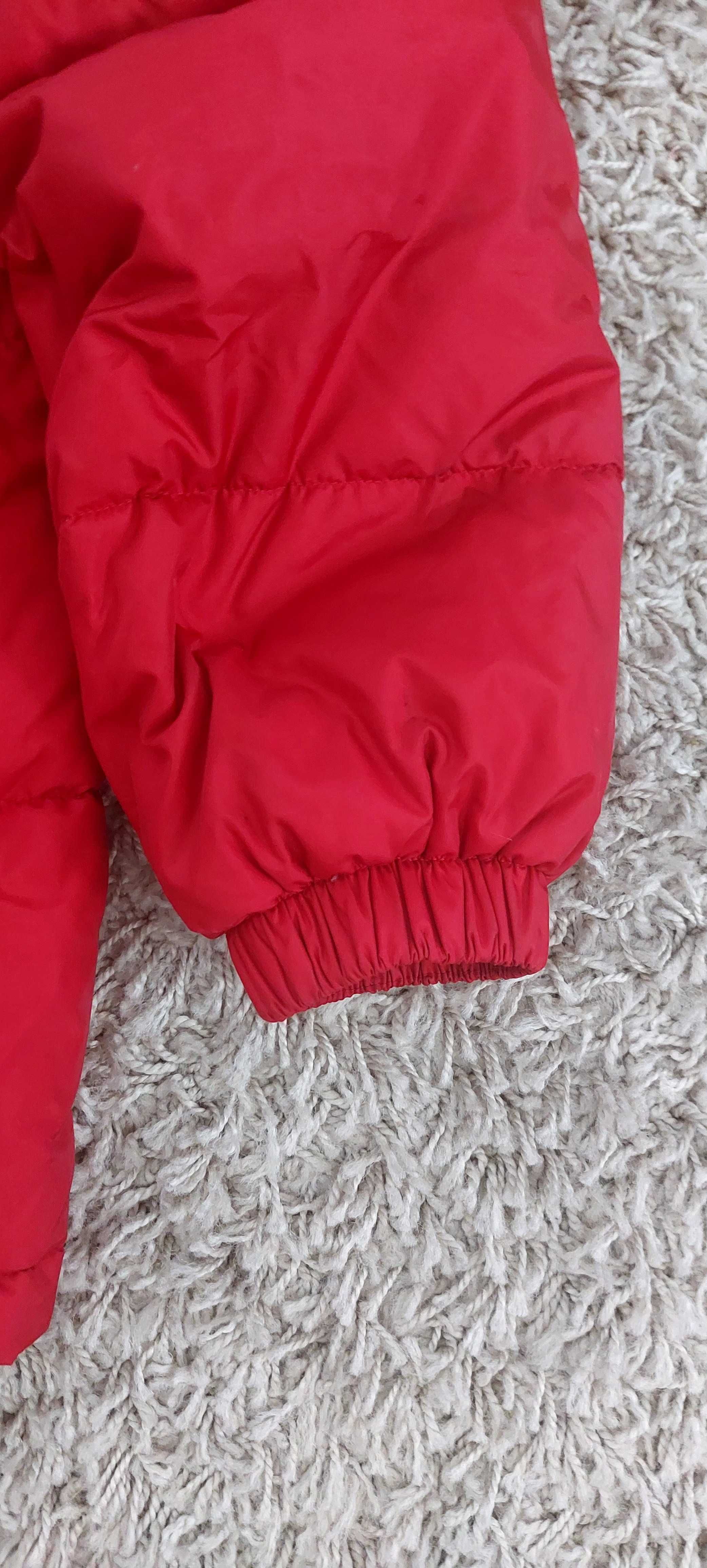 blusão kispo impermeável vermelho Benetton com capuz