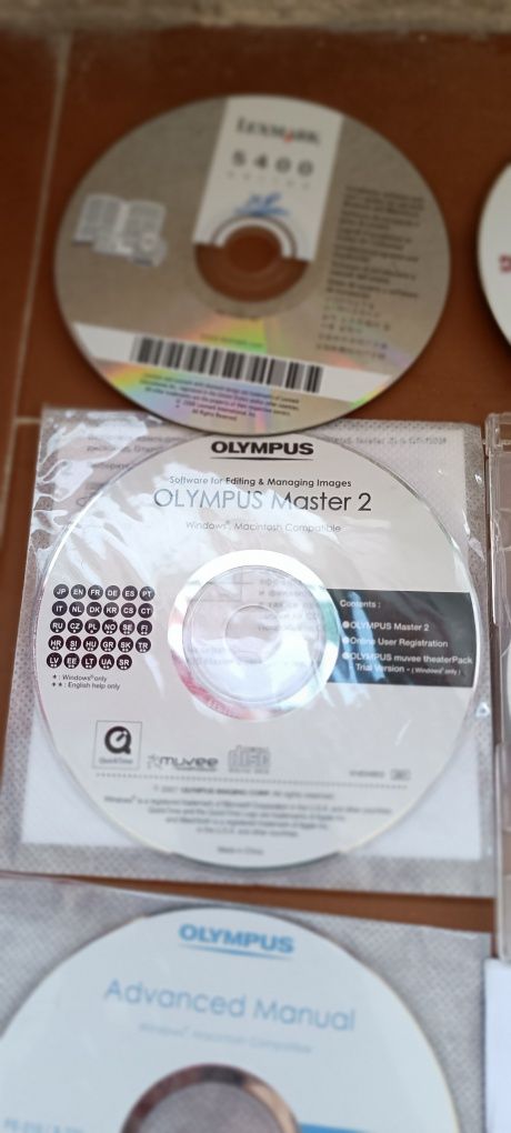 Vários CDs de softwares de programas e máquinas