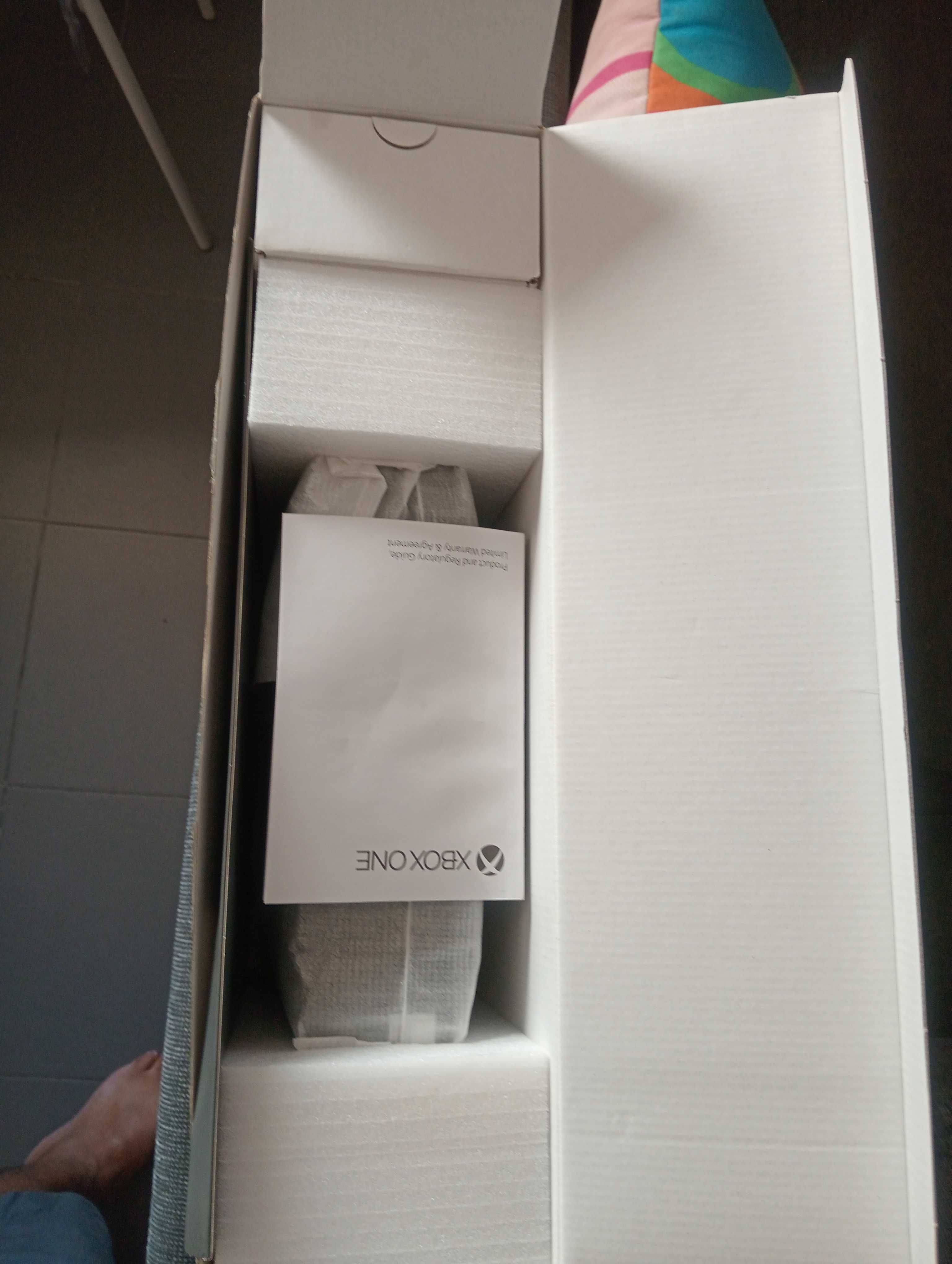 Xbox one x 4k como nova, em caixa e manual.