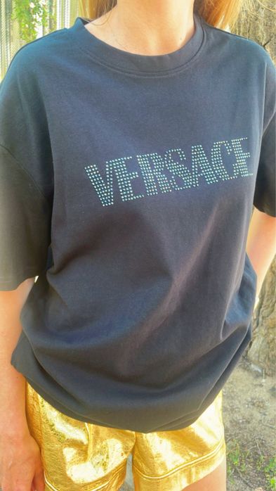 Czarna koszulka oversize z połyskującymi cyrkoniami