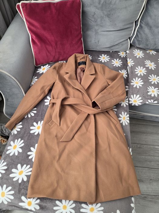 Klasyczny płaszcz camel Sinsay XS – elegancki, ciepły