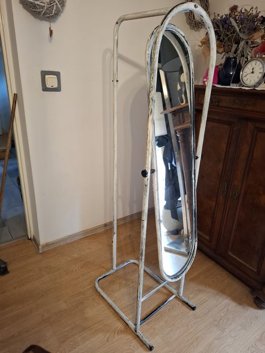 Lustro z wieszakiem na ubrania