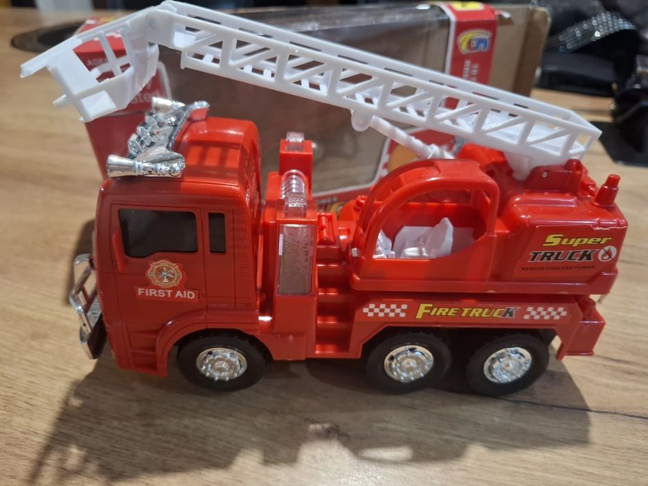 Strażackie auto z dźwiękiem i światłami  | Samojezdne, idealne dla m