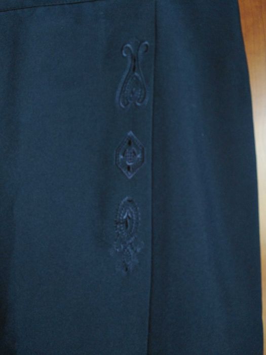 Saia azul escura com três botões e bordados