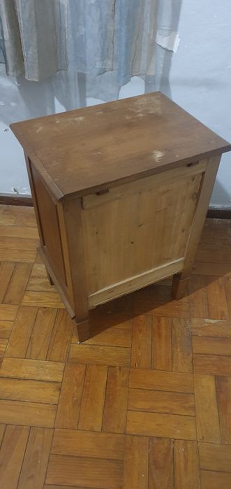 Mesa de cabeceira antiga em madeira maciça