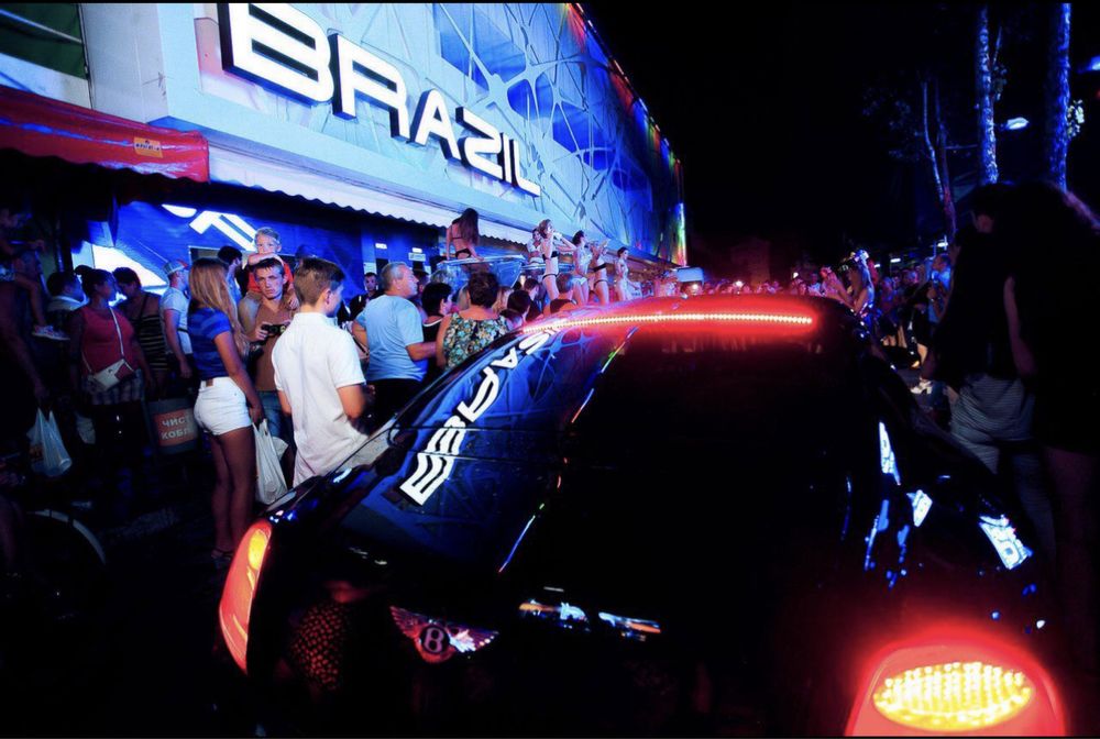 Единственный магазин у клуба Brazil — сердце Коблево, участок.