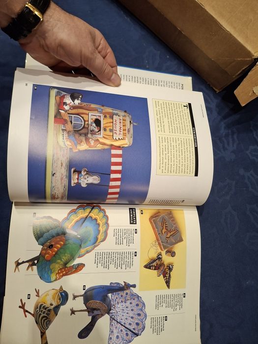 Livro brinquedos tin toys