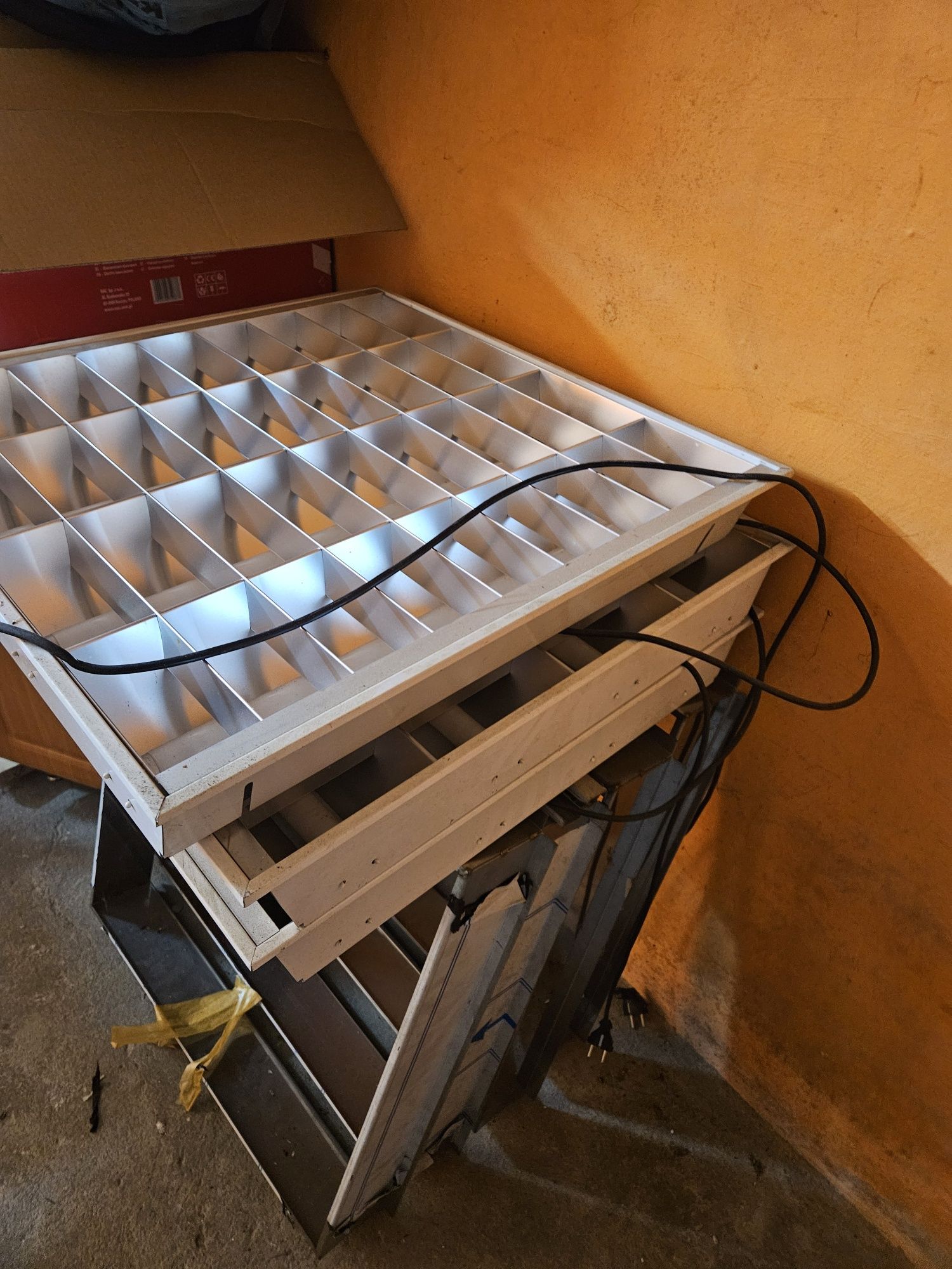 Lampy przemysłowe halogenowe 60x60 cm
