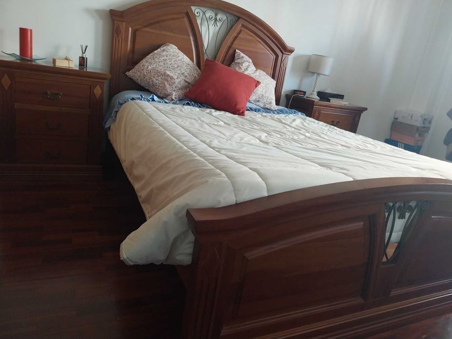 Cama de casal em cerejeira