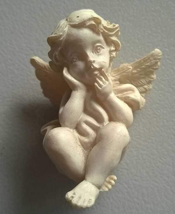 Figurki Aniołków Figurka Aniołek biały siedzący zamyślony 3cm