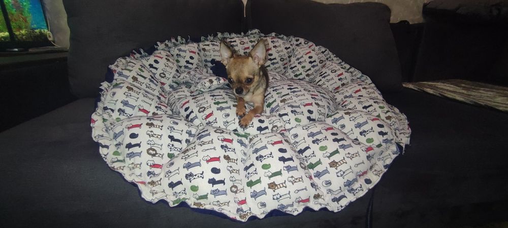 Зручна велика лежанка для котів або маленьких собак