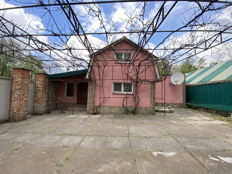 Земельна ділянка 1,05 Га, з будинками, фасад траси, 20 км. від міста.
