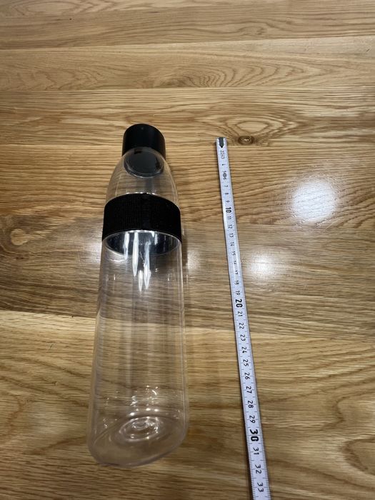 Przezroczysta butelka na wodę