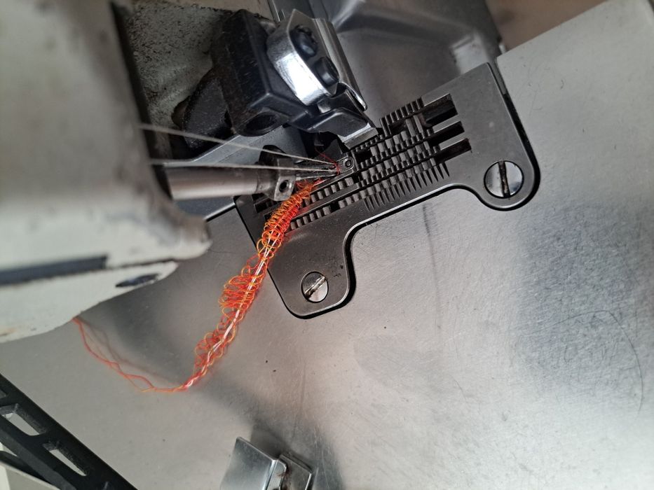 Máquina de Corte e Cose Industrial Brother