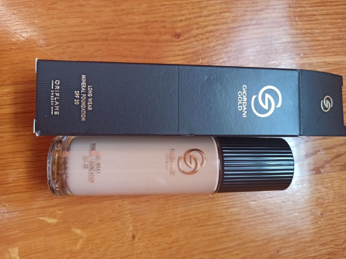 Oriflame. Podkład mineralny. Light Beige Neutral 42104.