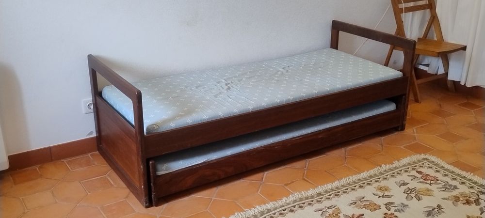 Cama vintage OLAIO de madeira maciça