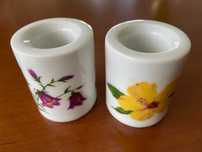 Par de porta velas em porcelana