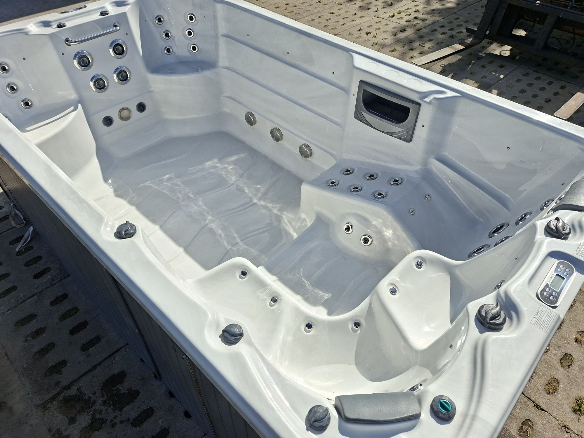 Jacuzzi swim spa