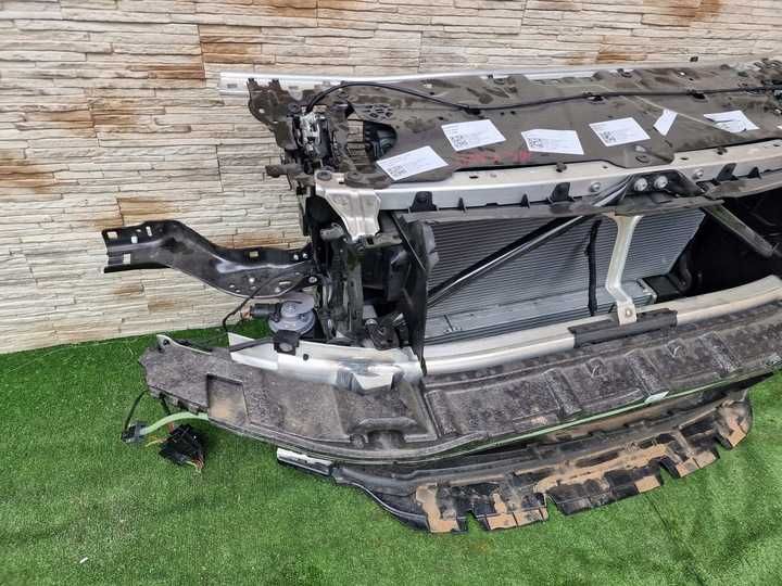 BMW 8 G16  Передня панель, телевізор