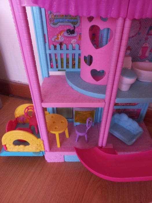 Vendo Casa da Barbie com Piscina - Chelsea. Muito pouco usada
