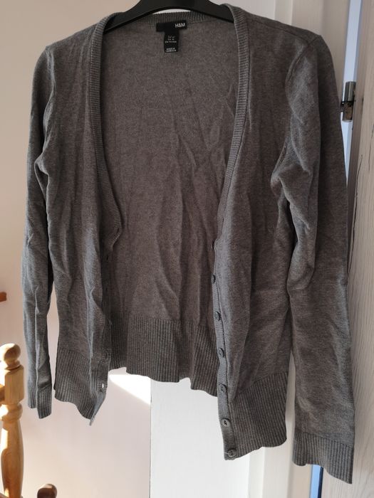 Szary sweterek basic