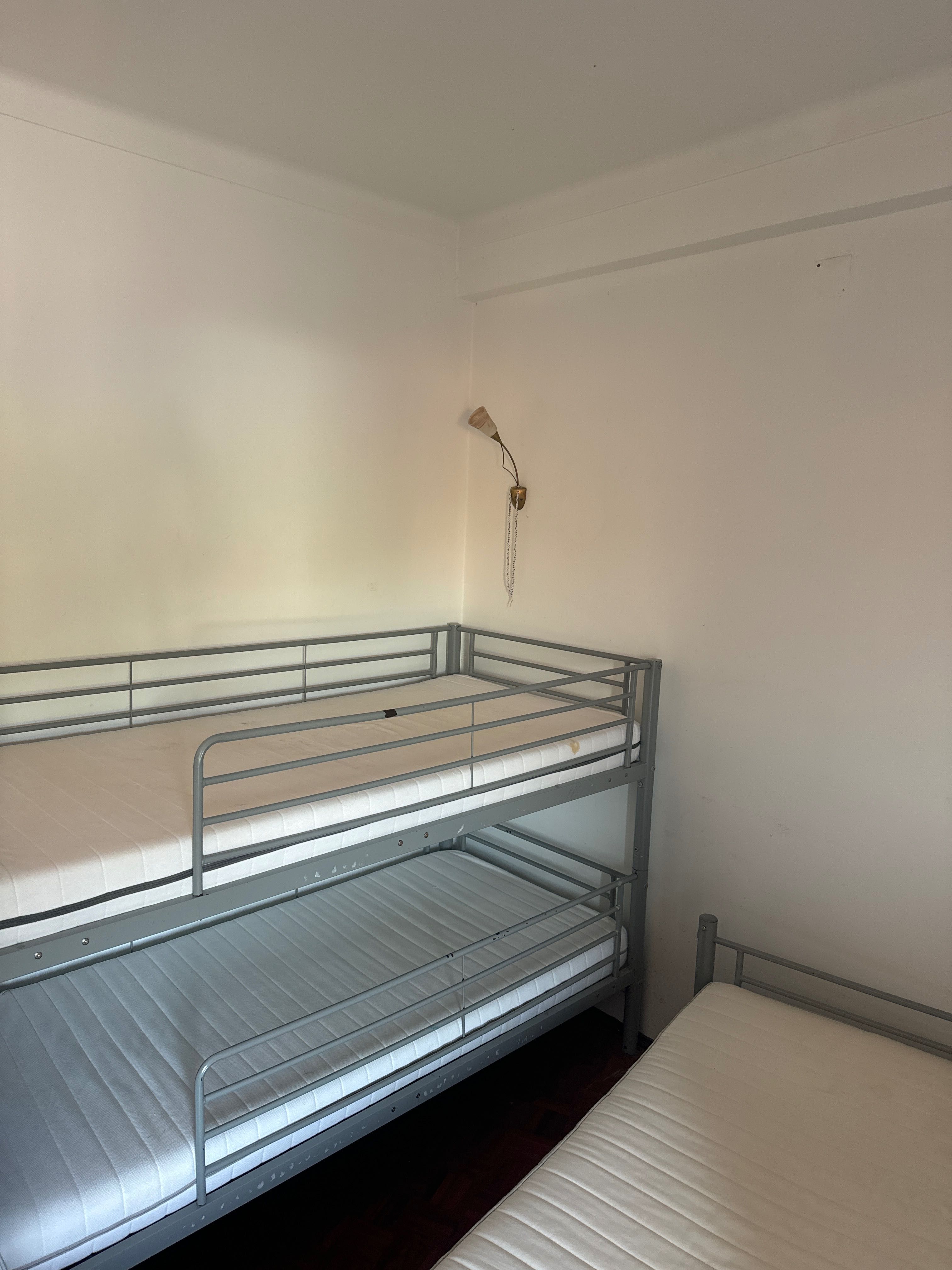 Cama dupla ou tripla com colchão