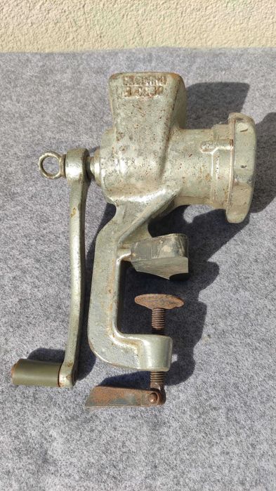 Мясорубка чугунна