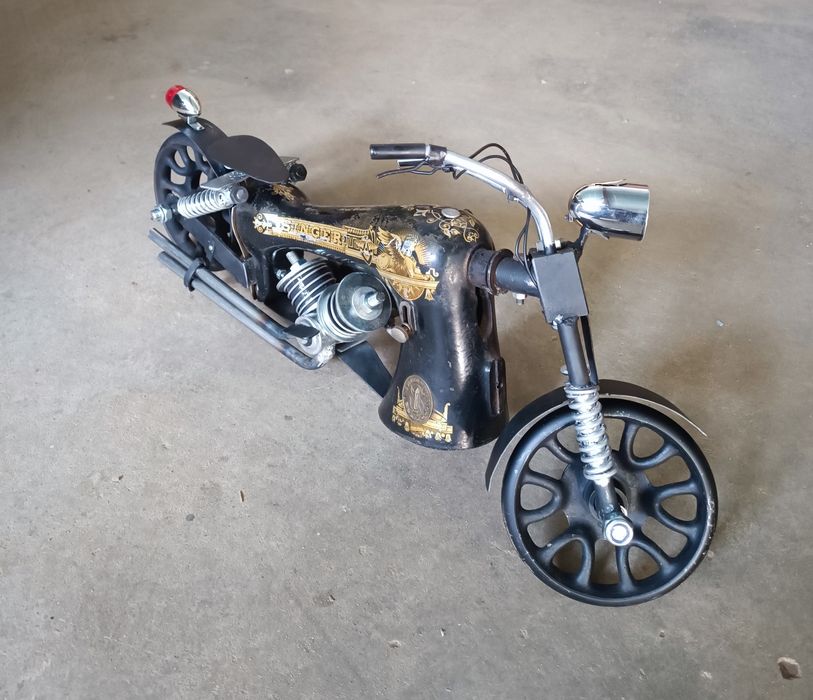 Moto artesanal feita de cabeça máquina costura