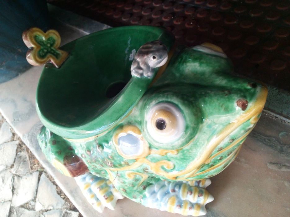 Coluna decorativa em porcelana  garras leão ( patas)