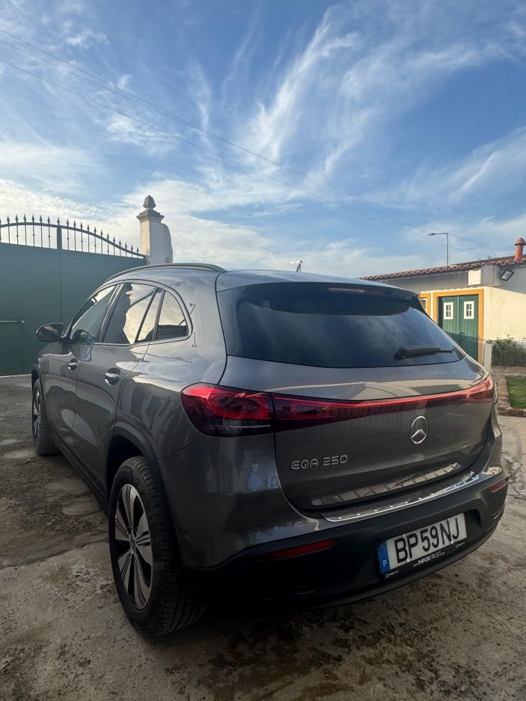 Mercedes-Benz EQA 250 com pack Night e 190cv